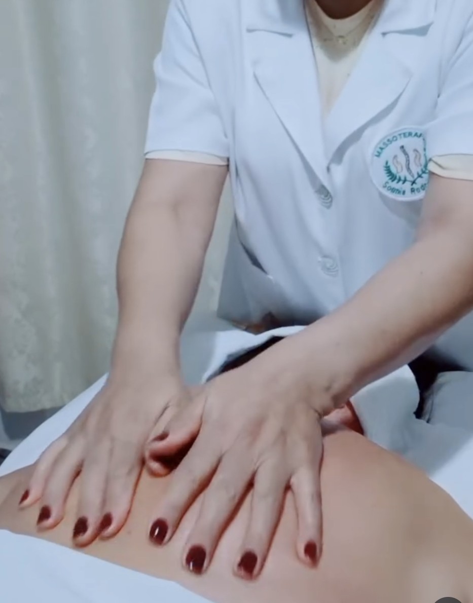 Massagem terapêutica aplicada nas costas